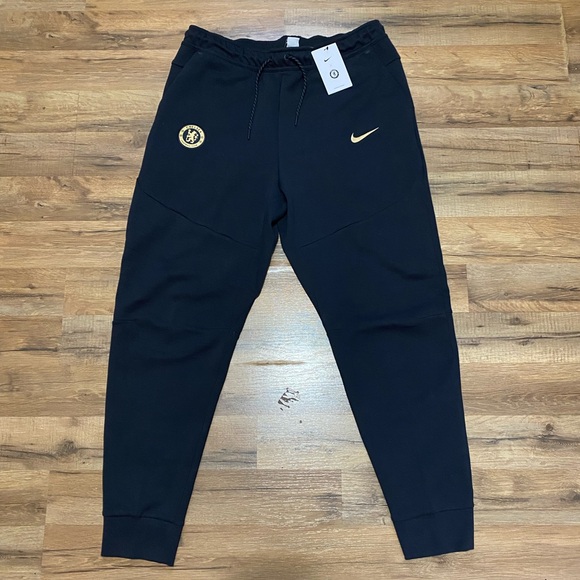 Nike Chelsea Football Club Tech Fleece Joggers - Picture 2 of 12